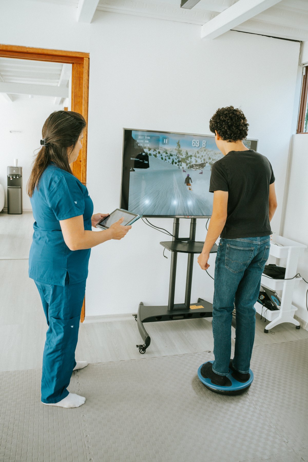 Paciente entrenando equilibrio con tecnología terapéutica